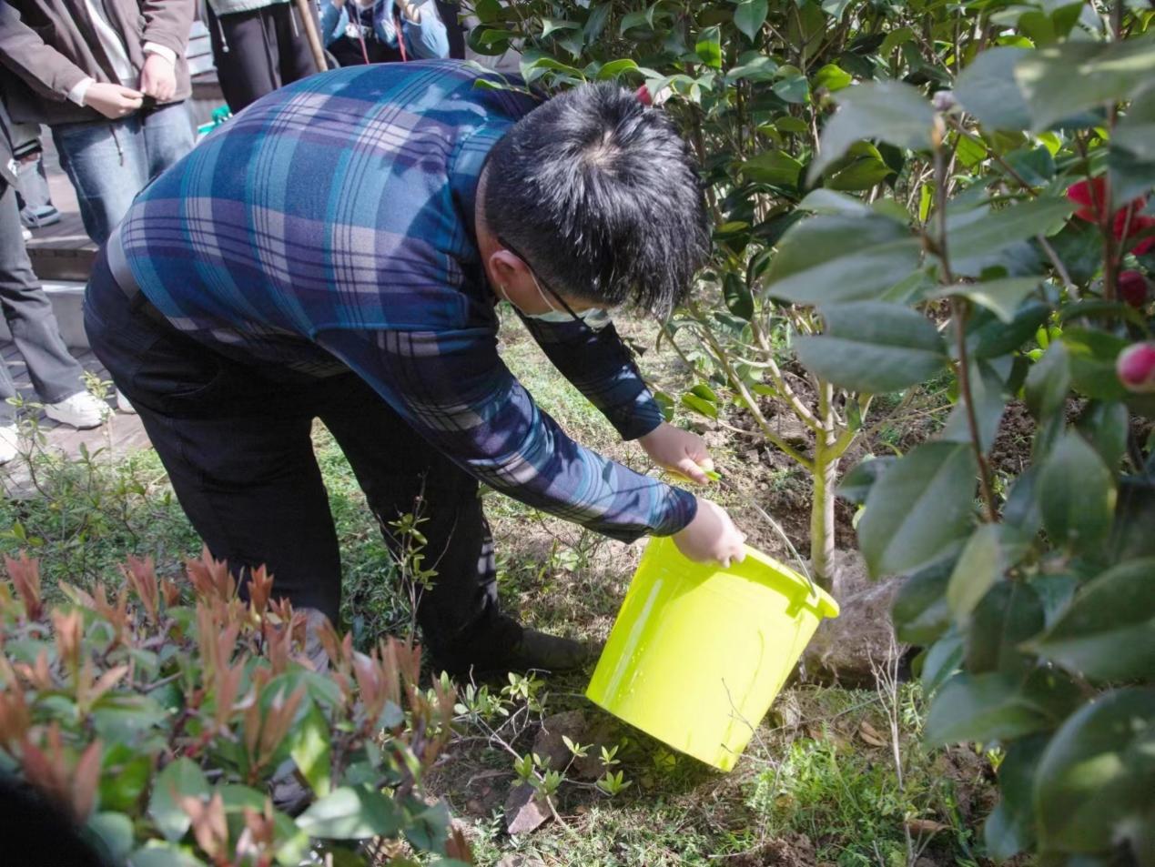 圖片包含 戶外, 草, 人, 男人描述已自動(dòng)生成